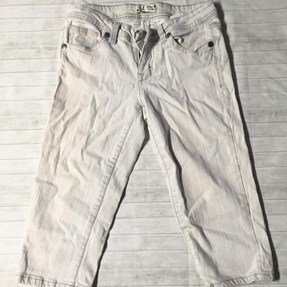 l.e.i. Ashley Trouble White Denim Capris